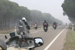 Conducir moto con niebla