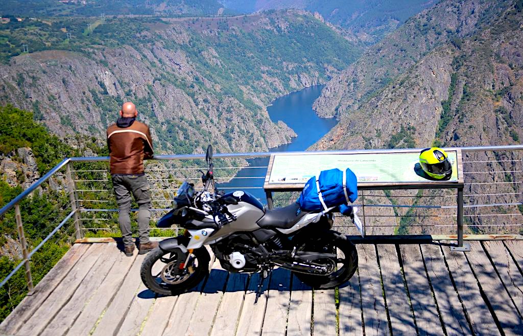 Vistas del Río Sil en moto
