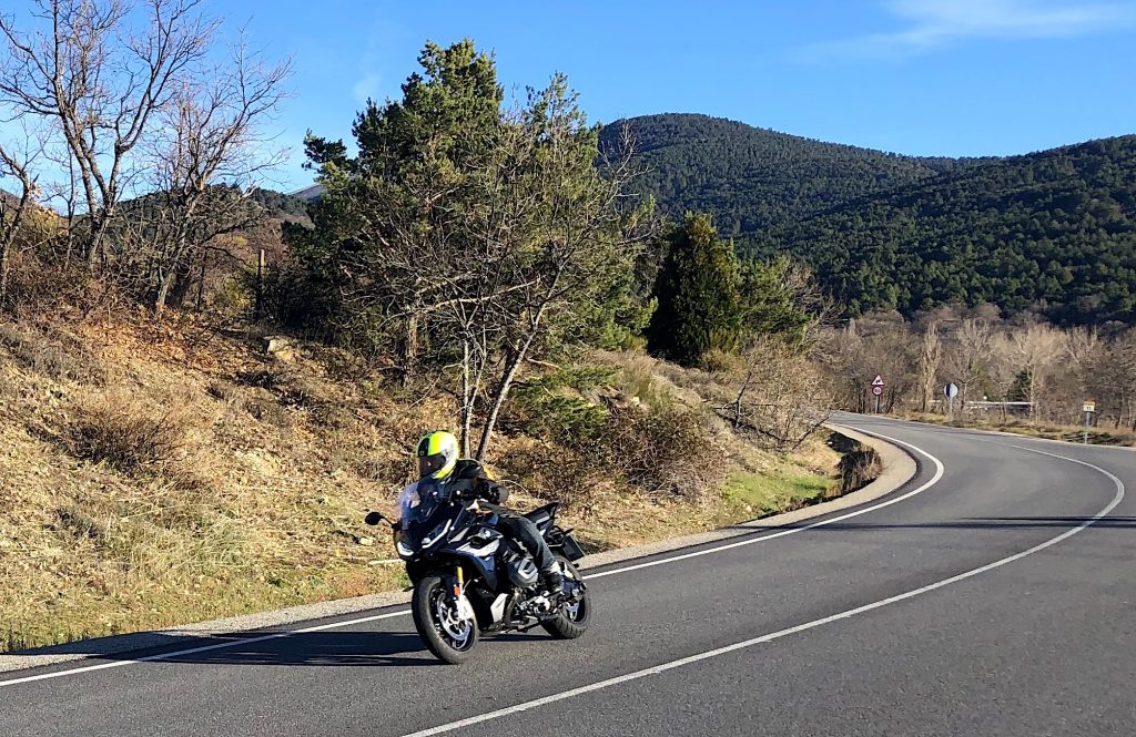 Motorista recorriendo la Sierra de Guadarrama