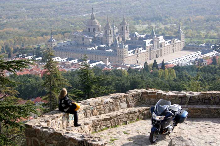 Vistas de El Escorial desde uno de los miradores de la ruta de la Sierra de Guadarrama