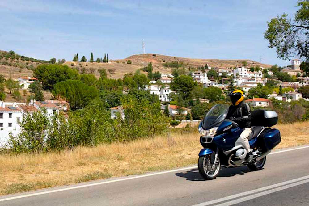 Motero recorriendo los alrededores de la Comunidad de Madrid