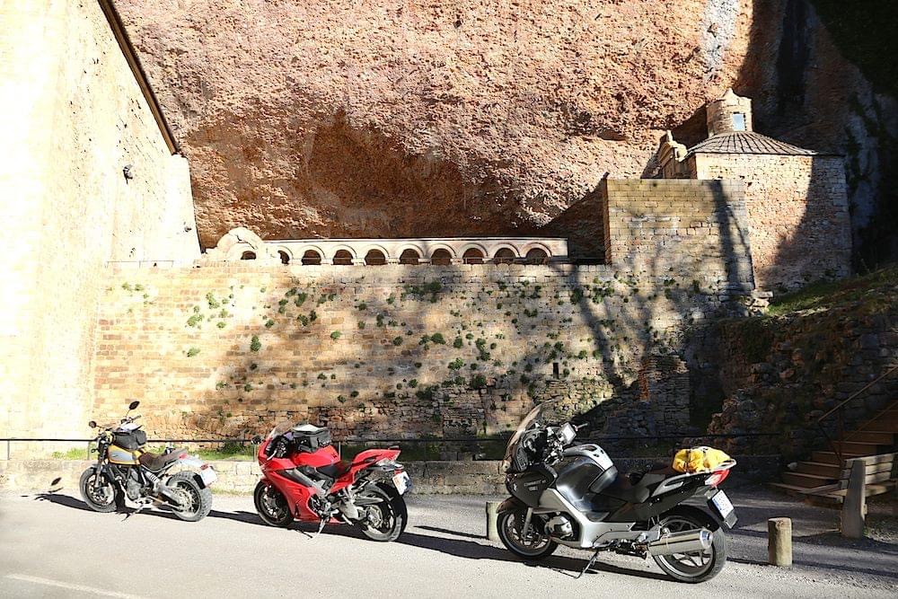 Motos frente al Monasterio de San Juan