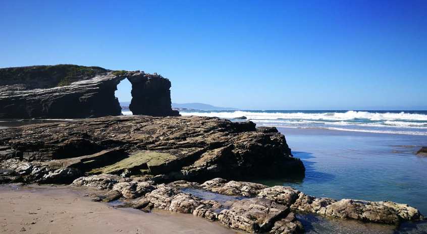 Playa con rocas similares a los contrafuertes de una catedral