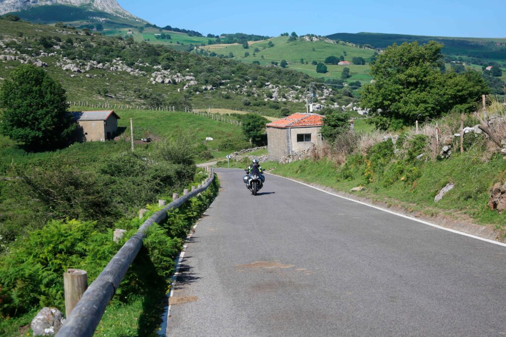 Moto recorriendo Cantabria 