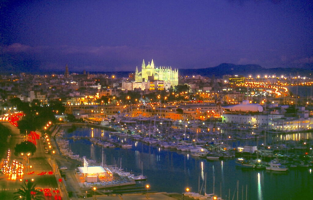 Ciudad Palma de Mallorca de noche.