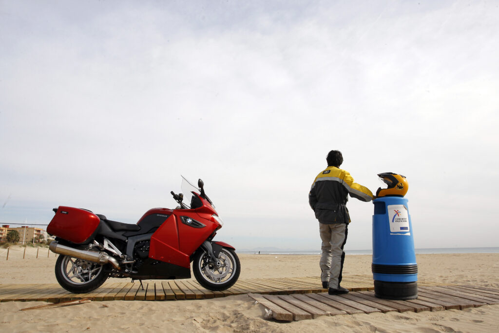 Moto en la playa