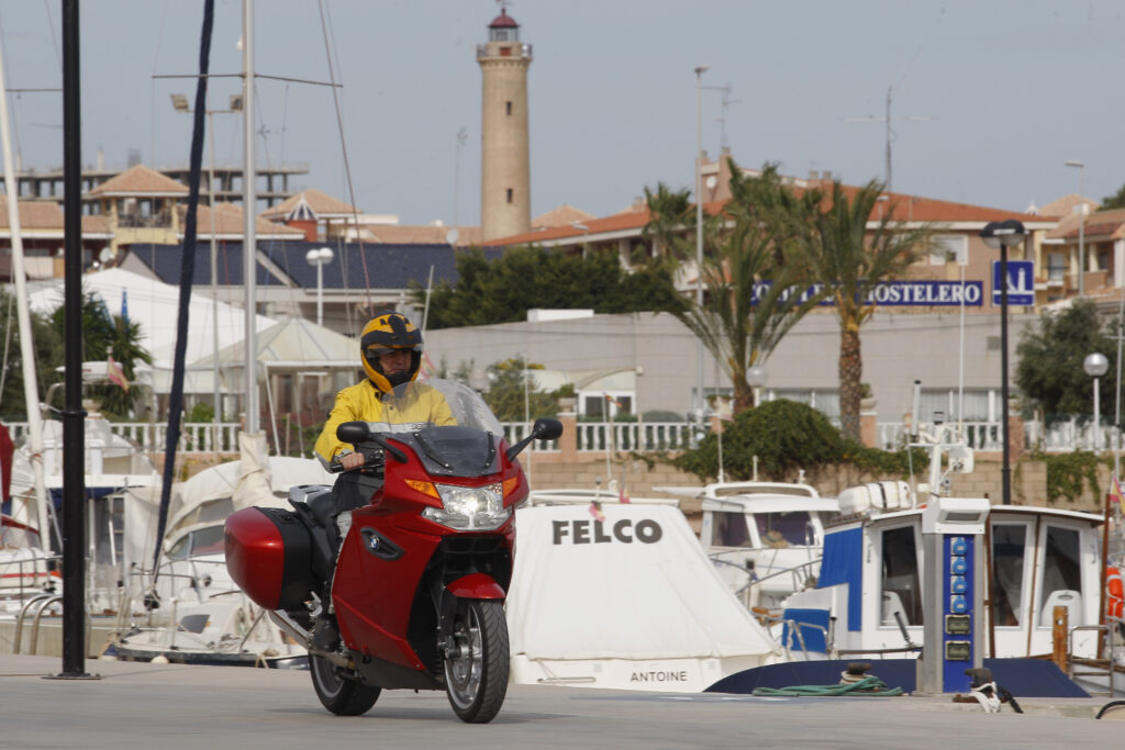 Moto por el puerto marítimo