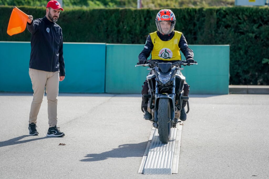 Motorista avanzando el línea recta, guiado por el instructor.