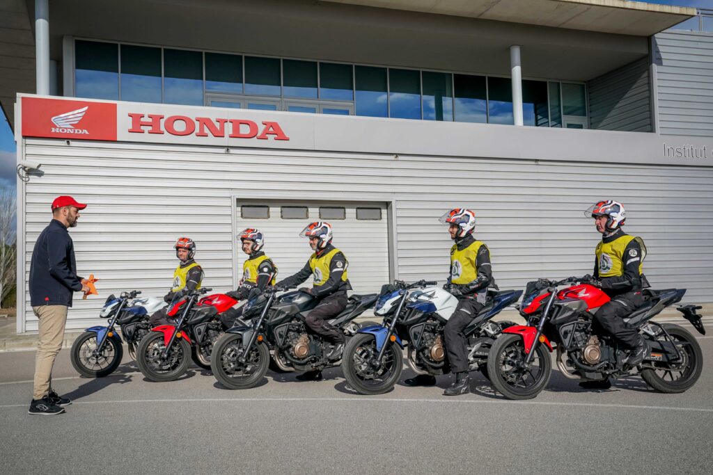 Instructor dando directrices al grupo de motoristas.